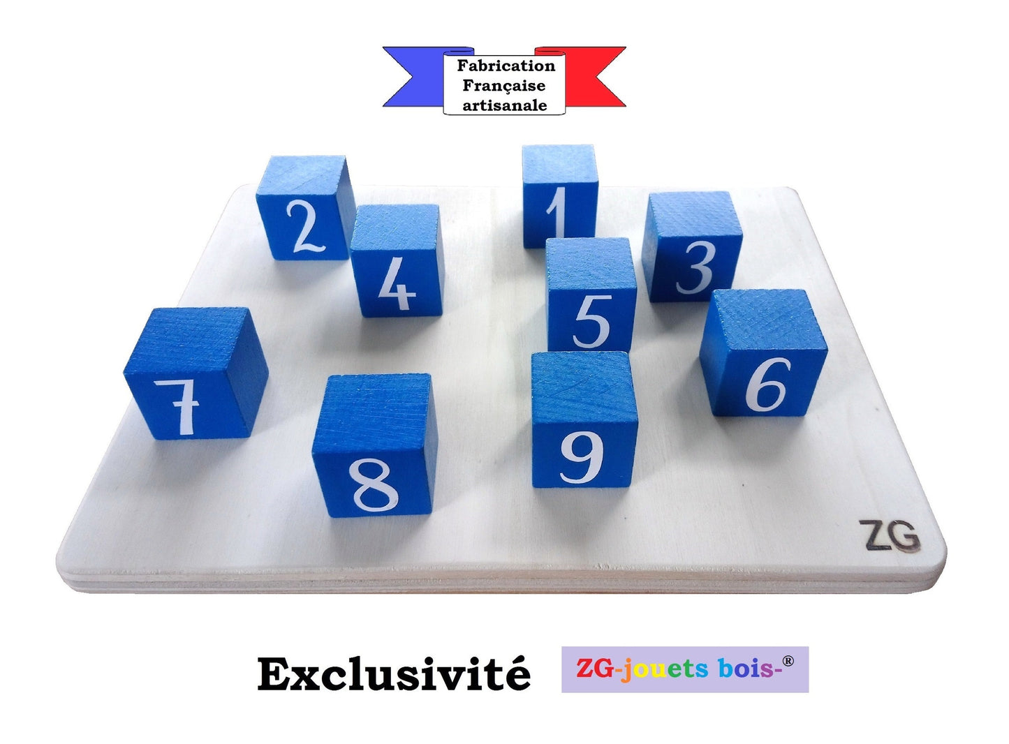 Matériel en bois pour test des blocs de corsi, planche blanche, 9 cubes bleus numérotés face examinateur, vue de face, fabrication artisanale française ZG-jouetsbois-® 