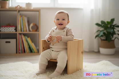 bebe un an assis dans chaise evolutive en bois 3en1 artisanale 