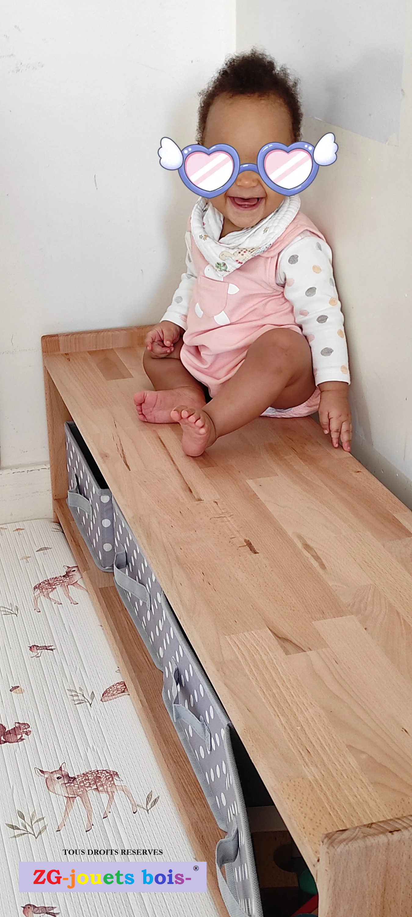 bebe ravie de son etagere montessori