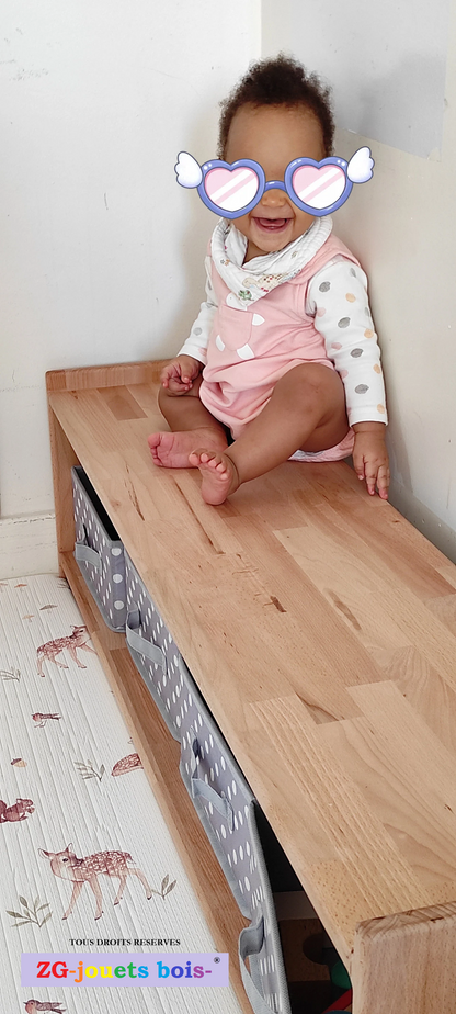 bebe ravie de son etagere montessori
