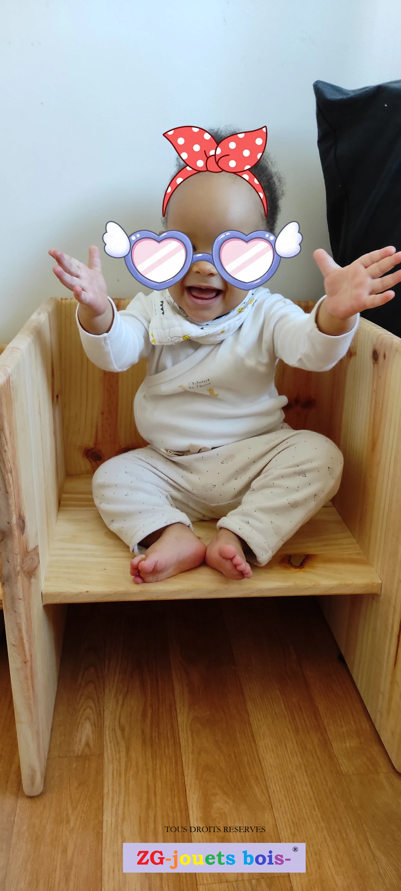 petite fille un an heureuse sur sa chaise montessori evolutive artisanale