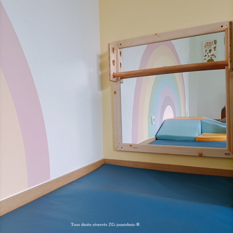 miroir montessori avec barre chez assistante maternelle