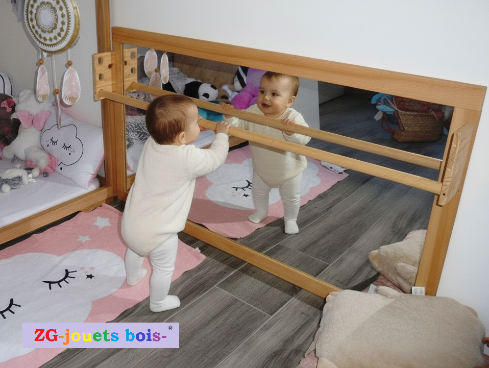 miroir montessori 110 par 70 avec bébé fille debout 
