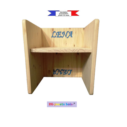inscription personnalisée sur chaise cube montessori artisanale ZG